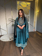 A LINE VELVET EMBROIDERY SUIT